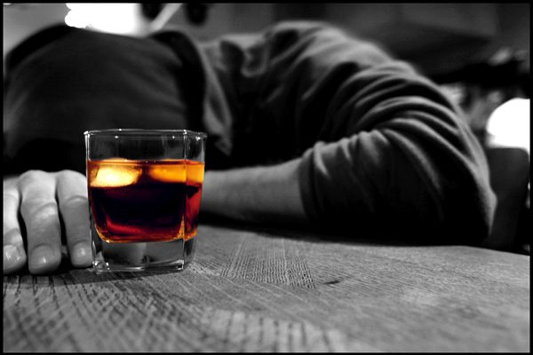 śpiący alkoholik w depresji